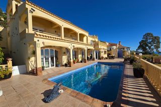 Maison à Altea la Vella. Esta villa con orientacioacuten sur se ubica en una parcela de 1
