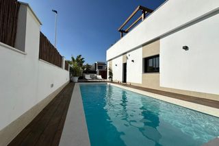 Casa a Santiago de La Ribera. Casa de esquina totalmente renovada en 2026 con vibras de ibiza,