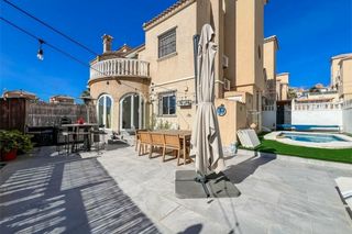 Casa en Villamartín-Las Filipinas. Bienvenido a esta casa adosada bellamente renovada, ubicada en e