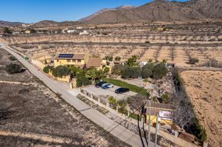 Casa a Hondón de las Nieves. Finca bed and breakfast situada en barba roja alicante en el cam