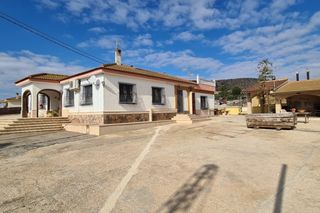 Casa in Montepinar - La Aparecida - Raiguero. Esta encantadora villa tiacutepicamente espantildeola se encuent
