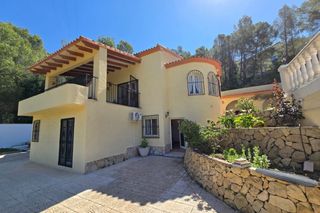 Casa a Altea la Vella. Esta villa destaca de inmediato por su amplitud, privacidad y am
