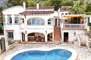 House in La Pedrera-Vessanes. Esta encantadora villa independiente ofrece la combinacioacuten