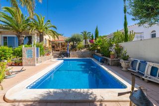 Casa in Centro de la Ciudad Quesada. Descubre este magniacutefico chalet independiente en ciudad ques