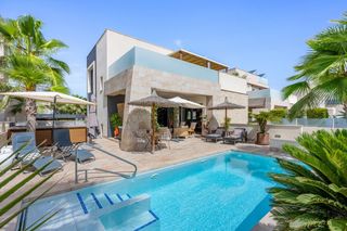 Casa in Benijófar. Construida en 2021, esta extraordinaria villa combina arquitectu
