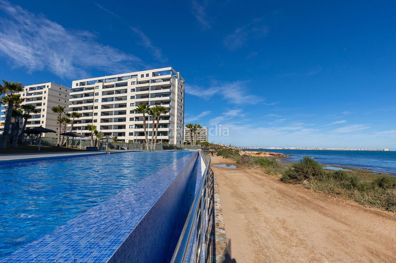 Foto a9d3b743-feec-4de2-8cc4-f53c87eb54c5. Pis amb calefacció aparcament piscina a Punta Prima Torrevieja