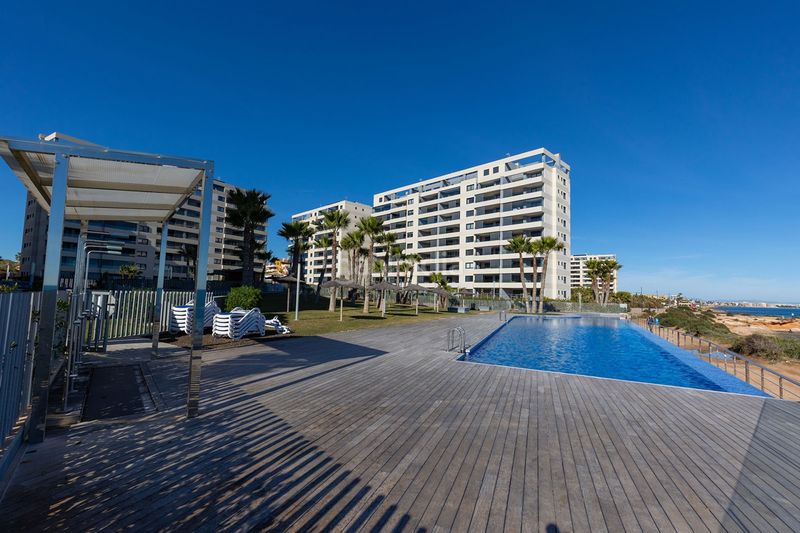 Foto afd48a3c-93e6-465d-86c7-b942fcbca8ce. Pis amb calefacció aparcament piscina a Punta Prima Torrevieja