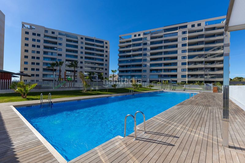 Foto d72b5810-c5d4-44b6-aa96-52aa36c15943. Pis amb calefacció aparcament piscina a Punta Prima Torrevieja