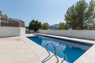 House in Cometa. Villa adosada en calpe que ofrece un refugio donde la arquitectu