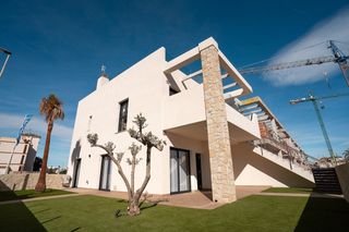 Casa a Pilar de la Horadada Ciudad. Descubre este precioso bungalow en planta baja con jardiacuten,