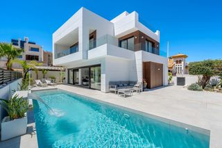 Casa a Los Secanos. Ubicada en una parcela de 347msup2, esta villa contemporaacutene