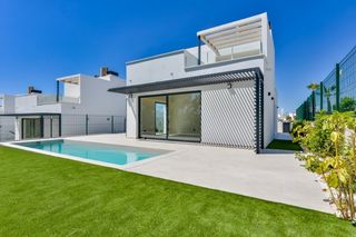 Casa en Golf Bahía. Las villas tendraacuten una superficie util de a partir de 126 m