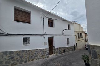 Maison à Callosa d´en Sarrià. Introduccioacutensituada en pleno centro histoacuterico de callo