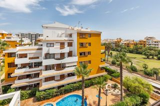 Pis a Punta Prima. Este exclusivo aacutetico se ubica en el prestigioso residencial