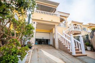 Casa in San Fulgencio. En una ubicacioacuten privilegiada en la marina, encontramos est