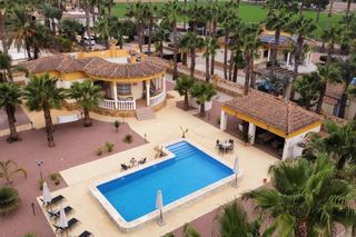 Casa in Catral. Villa completamente reformada con piscina privada en una amplia