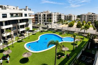 Casa en La Zenia. ?? moderno aacutetico con amplio solaacuterium y piscina en vill
