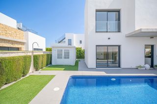 Haus in Pueblo Bravo. Una elegante villa espantildeola donde se combinan el espacio, l