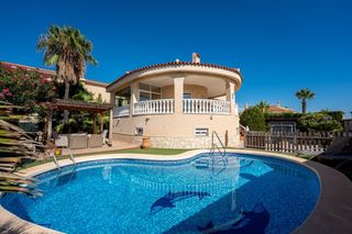 Haus in Centro de la Ciudad Quesada. Villa independiente con 5 dormitorios y piscina privada cerca de