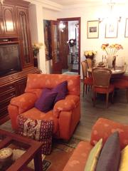 Appartement  Plaza antonio maría segovia. Piso exterior de 3 dormitorios y un baño, con terraza cerrada