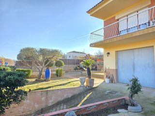 Casa a Montornès del Vallès. Casa independiente con gran parcela de 820 m² y múltiples posibi