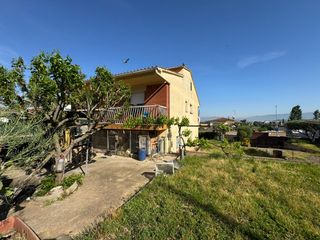 Casa a Montornès del Vallès. Casa independiente con gran parcela de 820 m² y múltiples posibi