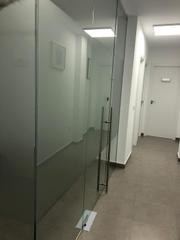 Büro in San Mateo. Planta con 4 despachos en el centro
