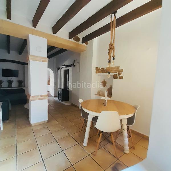 Foto 5b45fc6c-c056-4fcd-bacc-36c4328f0e21. Casa adossada amb xemeneia calefacció a Xaló