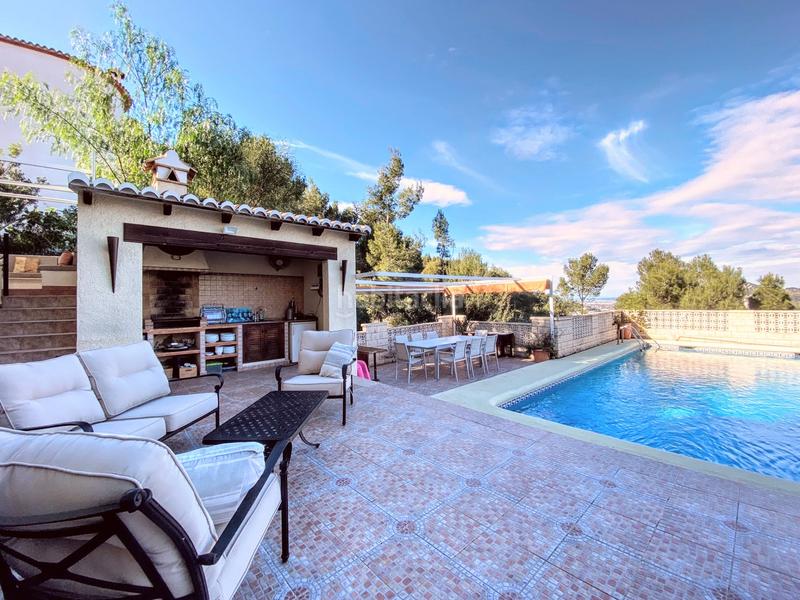 Foto b0c55f88-37bb-47cd-af63-55e307887b07. Xalet amb xemeneia calefacció aparcament a Pedreguer