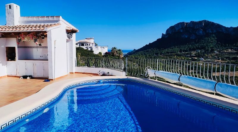 Foto 290d8dfe-0b6f-4741-84f6-d678faa64bb7. Xalet amb xemeneia calefacció aparcament piscina a Dénia