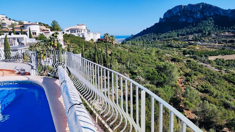 Foto 8f54ad80-323e-45e9-8a47-42e43f21159e. Xalet amb xemeneia calefacció aparcament piscina a Dénia