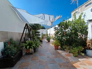 Rez-de-chaussée  Carrer de martí l'humà. Bonita planta baja con 2 hab, 2 baños, terraza y porche