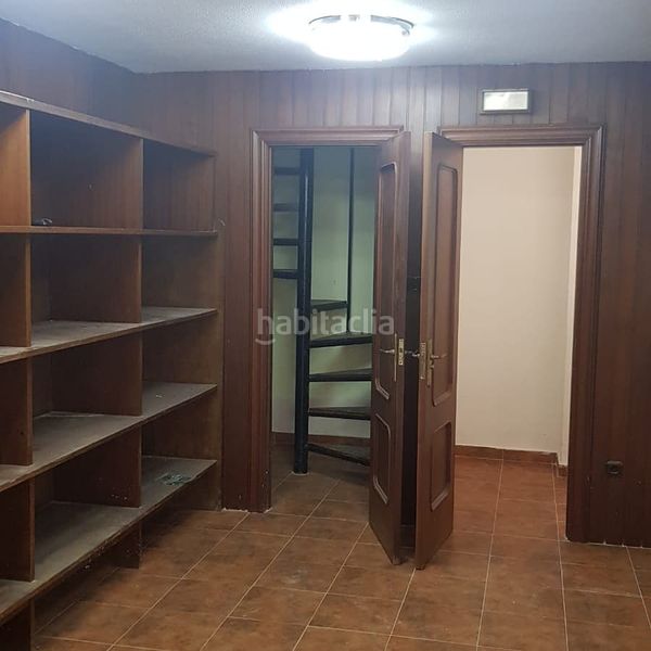 Foto f4fd4c09-9f35-47d4-a271-6e3d3f2b0c1d. Lloguer local comercial a Centro Torrelavega