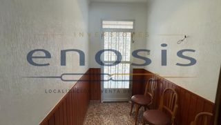 Haus  Calle hernán cortés. Amplia casa en roldán con 3 habitaciones y trasteros en patio