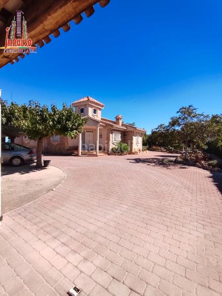 Foto 1fe04228-71db-4b87-9db3-a4b9b284610c. Chalet con camino riscaldamento parcheggio piscina in Albacete