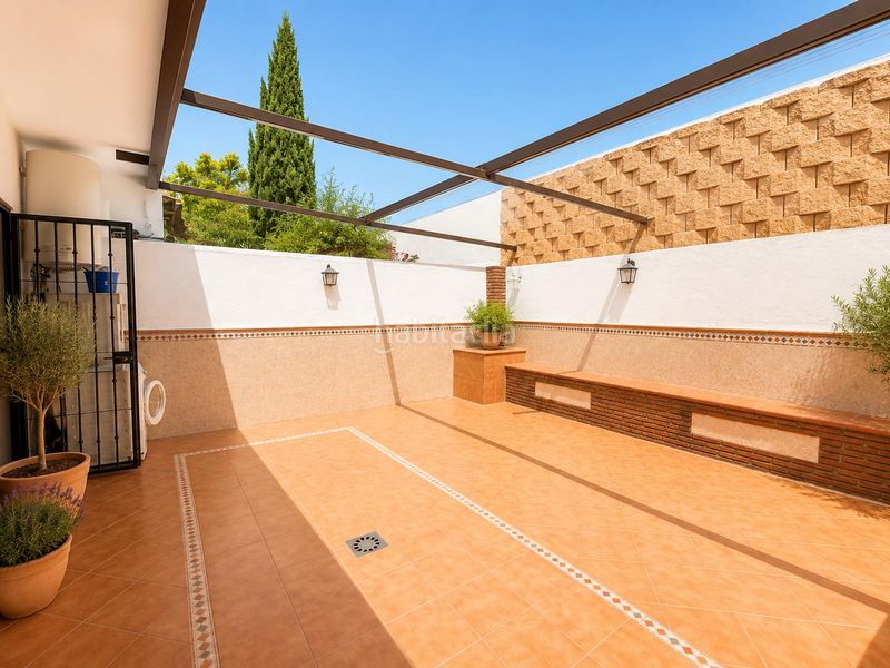 Foto 6e4d81c7-d068-4047-8cd5-d0a0094d45d7. Casa adossada a calle hierbamora 16 a Centro Benalmádena
