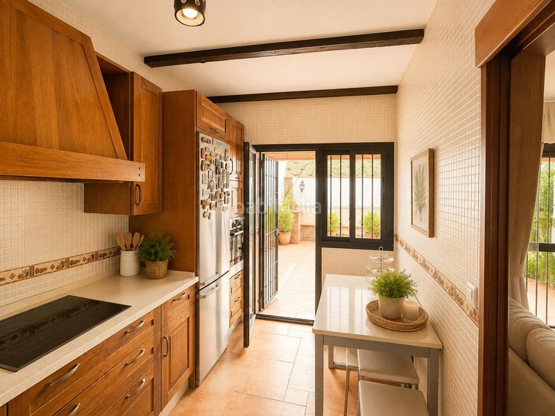 Foto c8a15888-3fb1-40f1-8fa7-0ddd2291ce4c. Casa adossada a calle hierbamora 16 a Centro Benalmádena