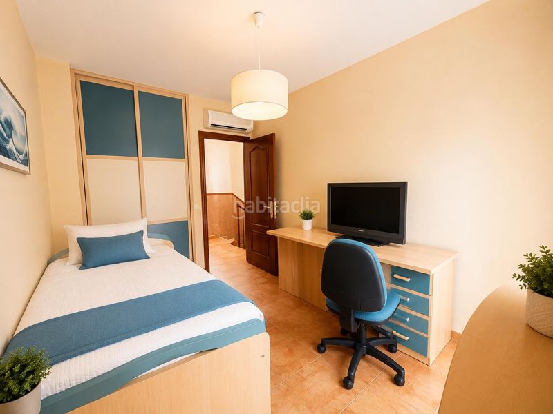 Foto fc75d5dd-728c-4d04-b8fe-b62da1ab1162. Casa adossada a calle hierbamora 16 a Centro Benalmádena