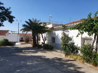 Casa a Guadix. Casa en planta baja con habitaciones de cueva , patio y cochera