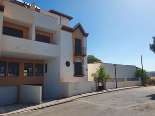 Casa aparellada a Plaza cristo de los favores 14. Casa adosada  en guadix zona acyda