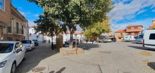 Casa a Lugros. Casa con cochera en plaza principal de lugros