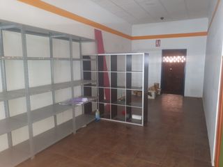 Local Comercial a Calle granada 13. Local comercial en buena zona