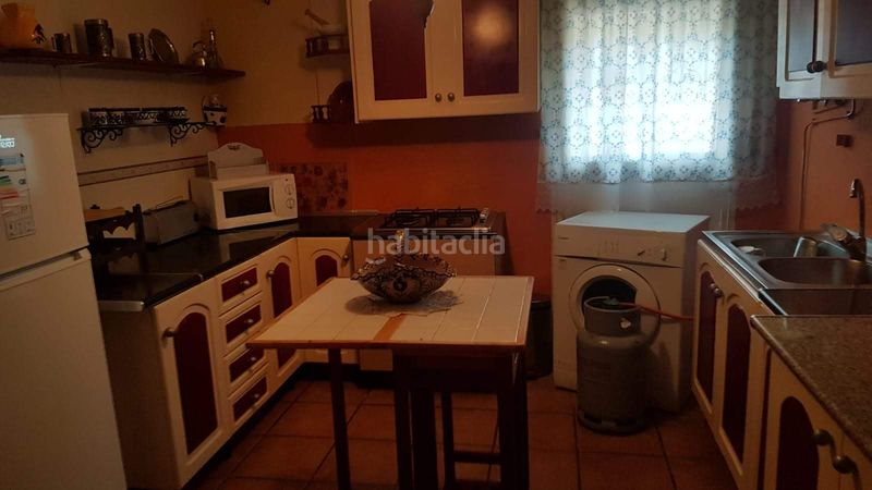 Foto c3b5deac-ca80-4fe0-a512-147b6ac3e764. Masia amb xemeneia aparcament a Baza