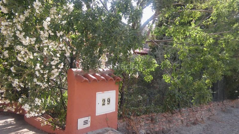 Foto c960d2d0-d3dd-4036-b6f7-0b94bf7cb5db. Masia amb xemeneia aparcament a Baza