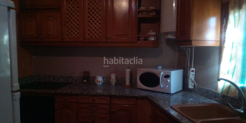 Foto ef902eb6-86e9-4c64-9915-e78df3b14112. Masia amb xemeneia aparcament a Baza