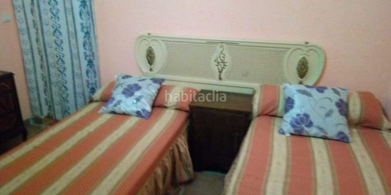 Foto f1197ff9-666a-4d95-a6fc-7052410e90b3. Masia amb xemeneia aparcament a Baza