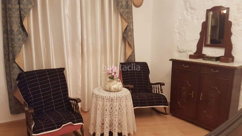 Foto f6cfe01f-c768-4c50-9d11-5f274183eda6. Masia amb xemeneia aparcament a Baza