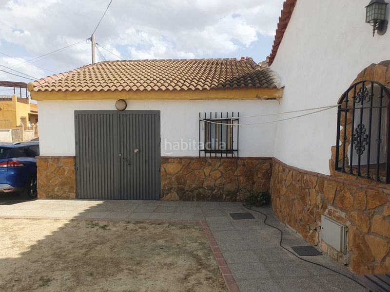 Foto d0e4bbf8-7c82-4f9a-8f56-8a4131f6c6af. Xalet amb aparcament a Guadix