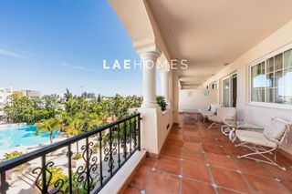 Apartament a Principe alfonso hohenloh 19. Apartamento con vistas al mar en la milla de oro.