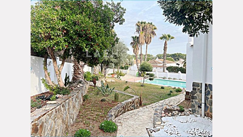 Foto 33998117-212d-4b61-95f6-3e3d86613f16. Xalet amb aparcament piscina a Cunit residencial Cunit